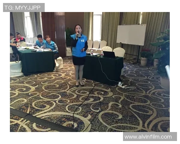 成都羽毛球队与杭州羽毛球队赛后复盘分析双方战术意识与比赛表现